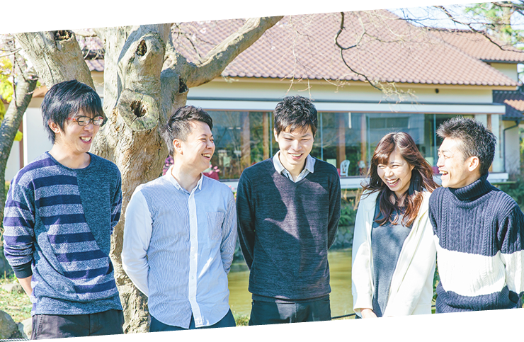 桜の木の下で談笑しているメンバー